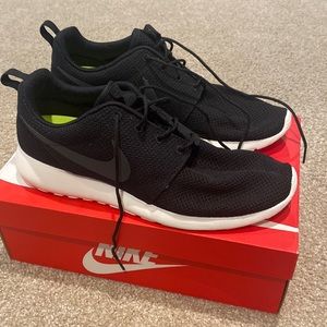 Black Nike Rosherun Shoes // Size 11.5 Mens